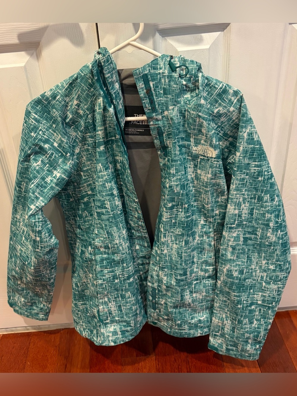 The North Face Women’s Venture DryVent Rain Jacket Teal Geometric Print, Size M